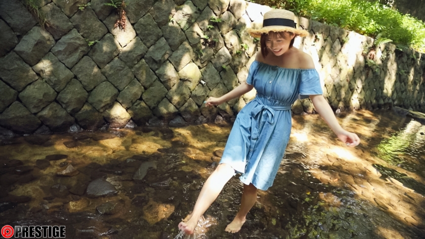 河原で遊ぶ美少女。2人きりで濃密に紡ぐ、オトナの中出し小旅行。河合あすな