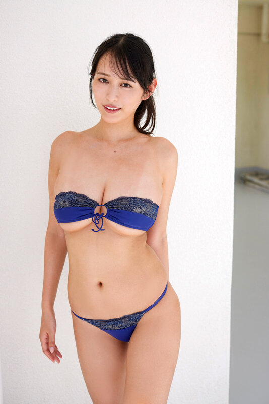ちょっと動いただけでずれ落ちそうな水着。ちよのこと 天野ちよ